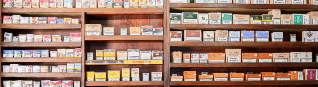 Warenregal mit Tabakwaren und weiteren Produkten im Fachgeschäft