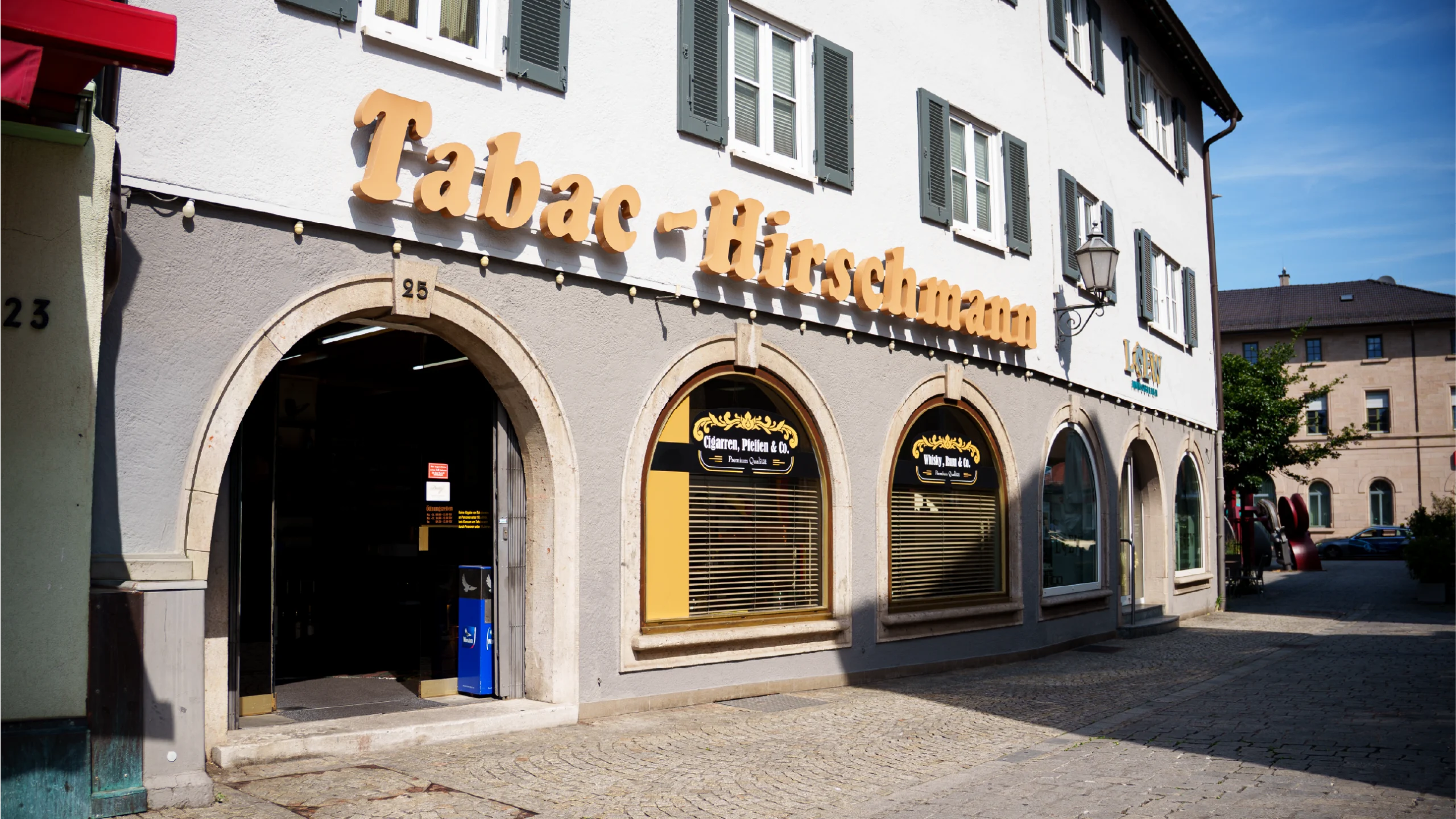 Außenansicht von Tabac Hirschmann am Marktplatz in Schorndorf