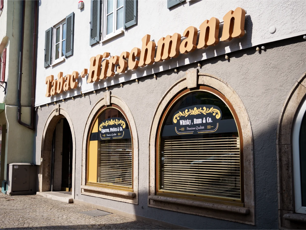 Historischer Schriftzug von Tabac Hirschmann an der Geschäftsfassade