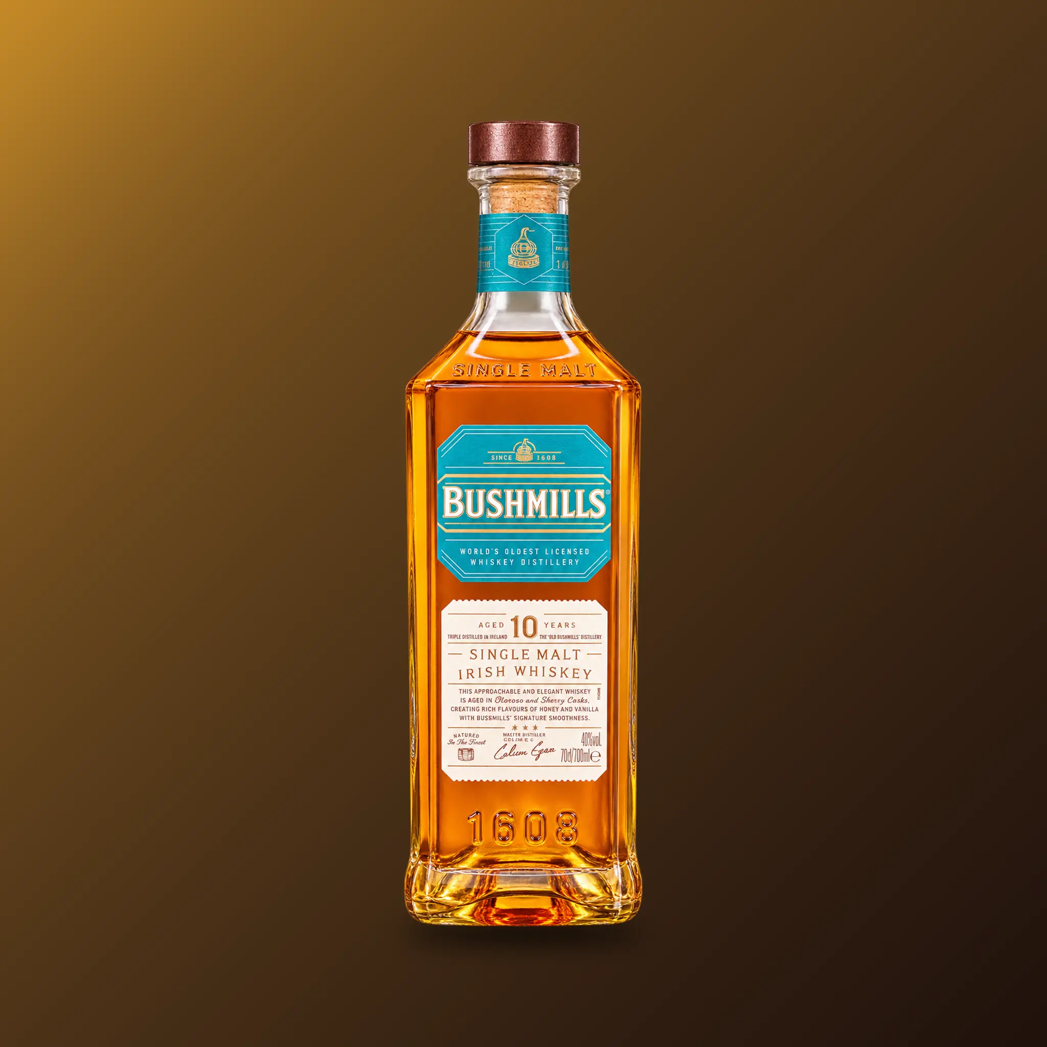 Bushmills 10 Years Single Malt Irish Whiskey vor braun-goldenem Hintergrund