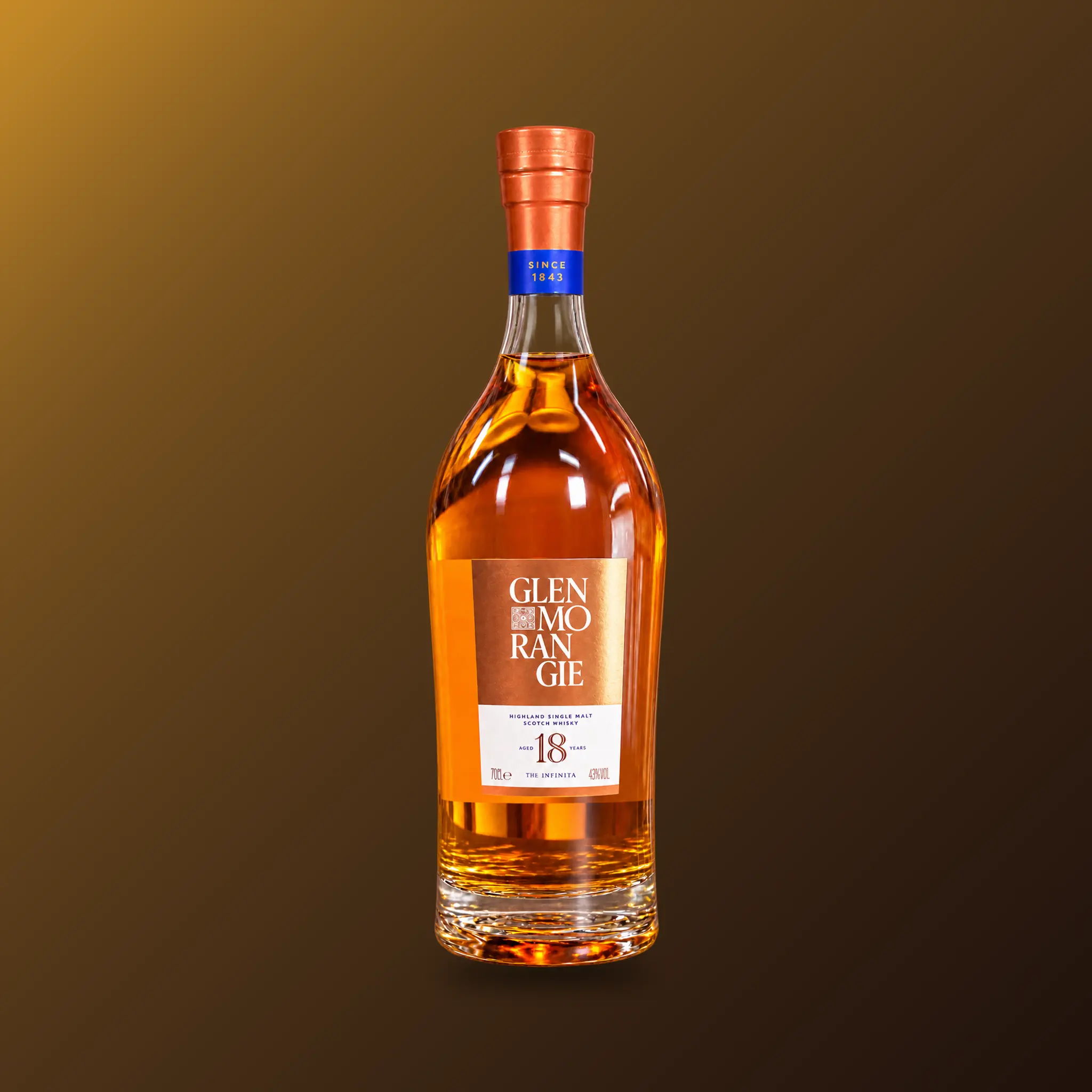 Glenmorangie The Infinita 18 Years Highland Single Malt Scotch Whisky vor braun-goldenem Hintergrund