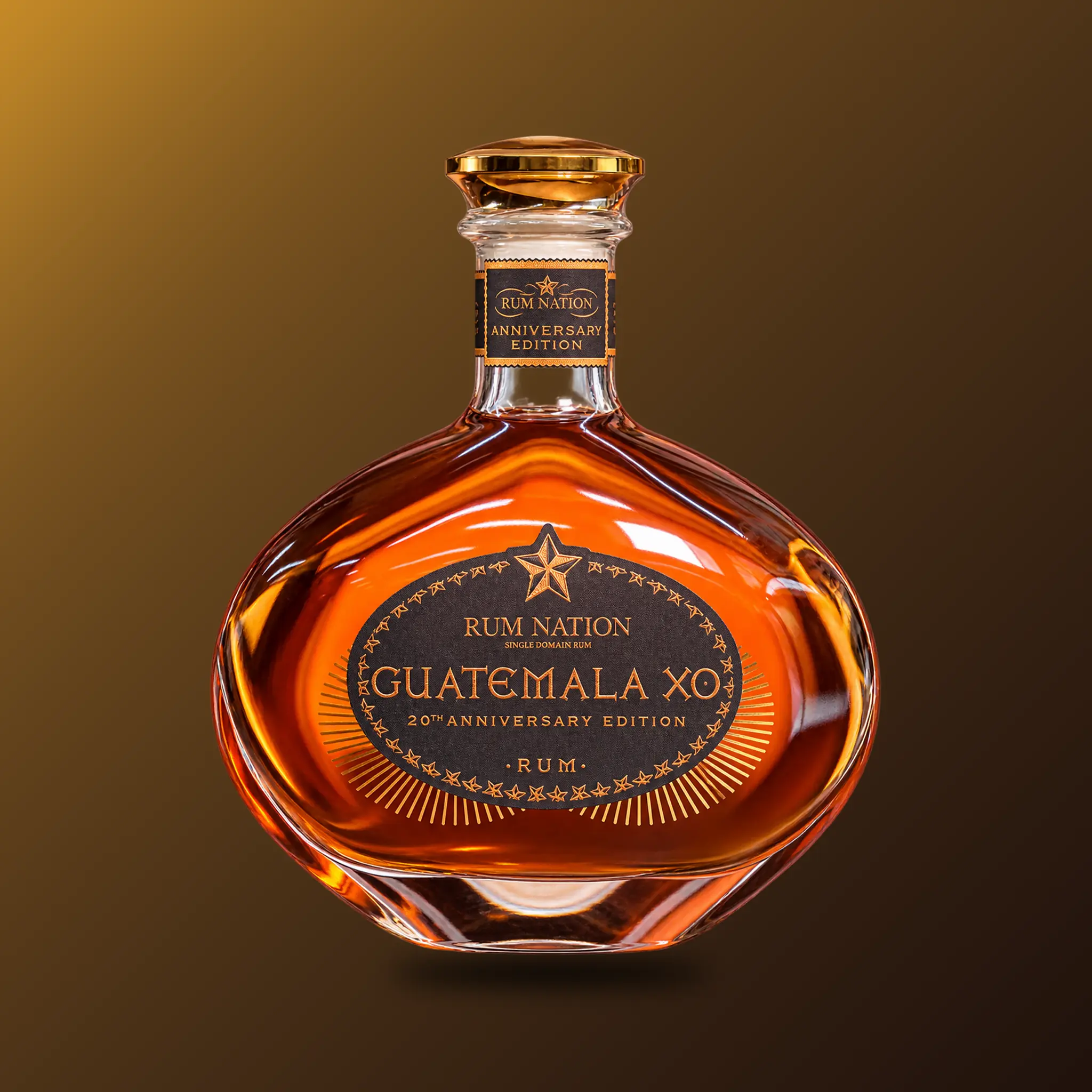 Rum Nation Guatemala XO 20th Anniversary Edition vor braun-goldenem Hintergrund