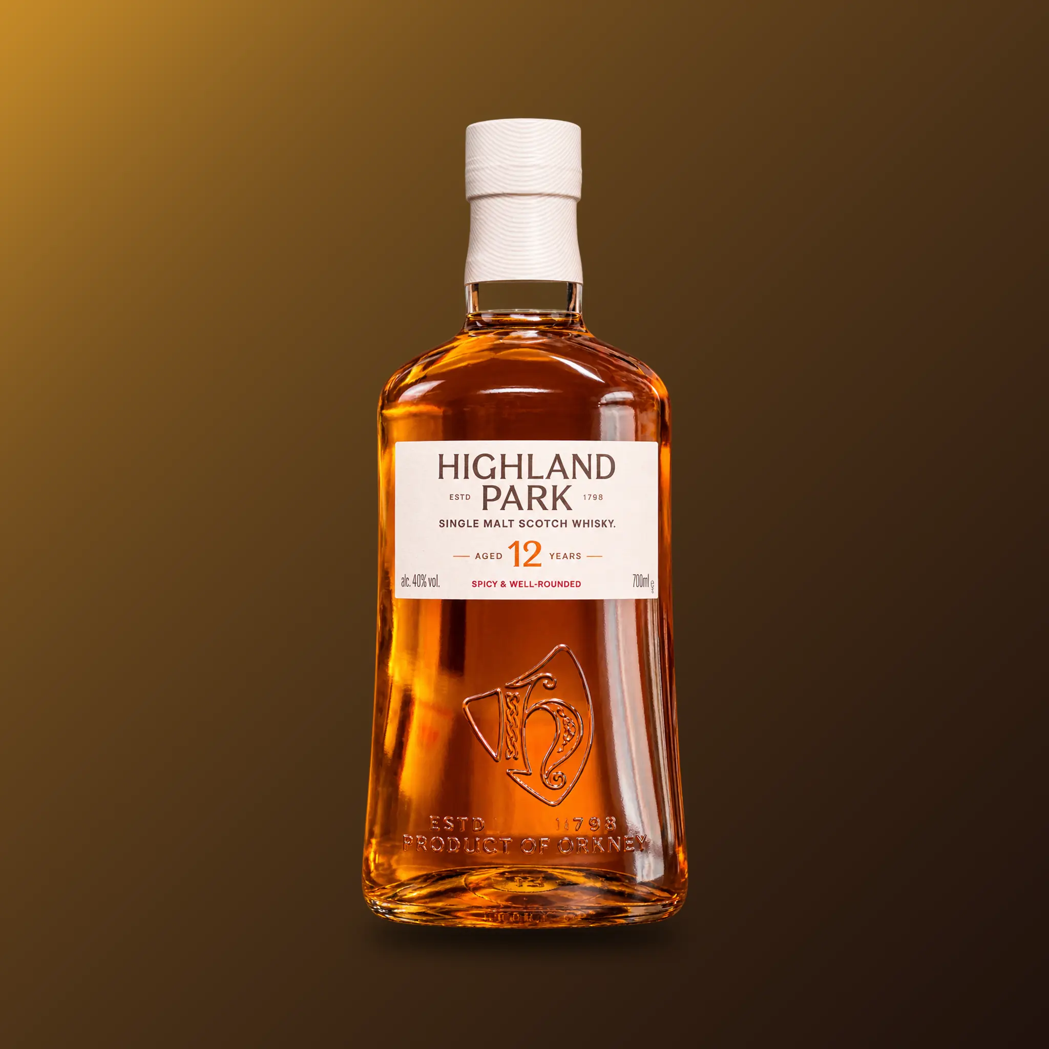 Highland Park 12 Years Single Malt Scotch Whisky vor braun-goldenem Hintergrund