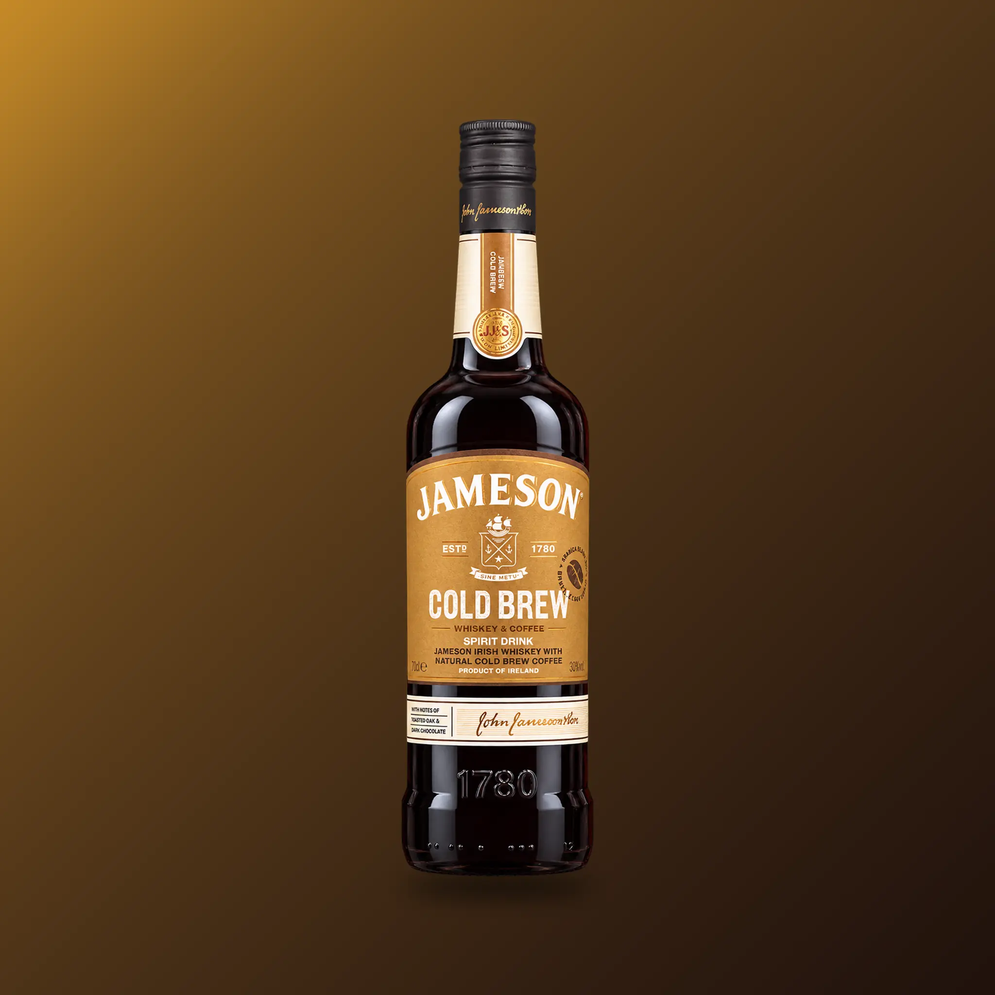 Jameson Cold Brew Whiskey und Kaffee Spirituose vor braun-goldenem Hintergrund