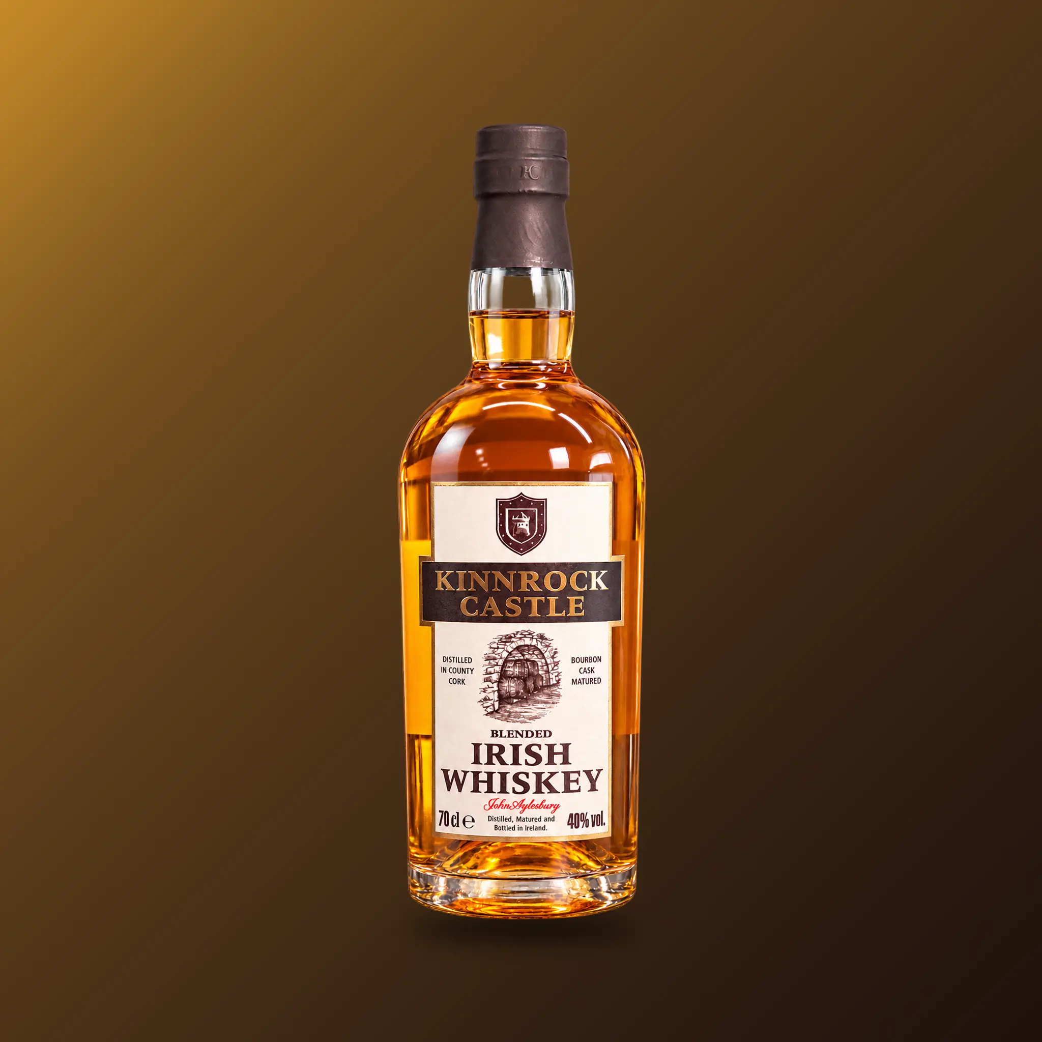 Kinnrock Castle Blended Irish Whiskey vor braun-goldenem Hintergrund