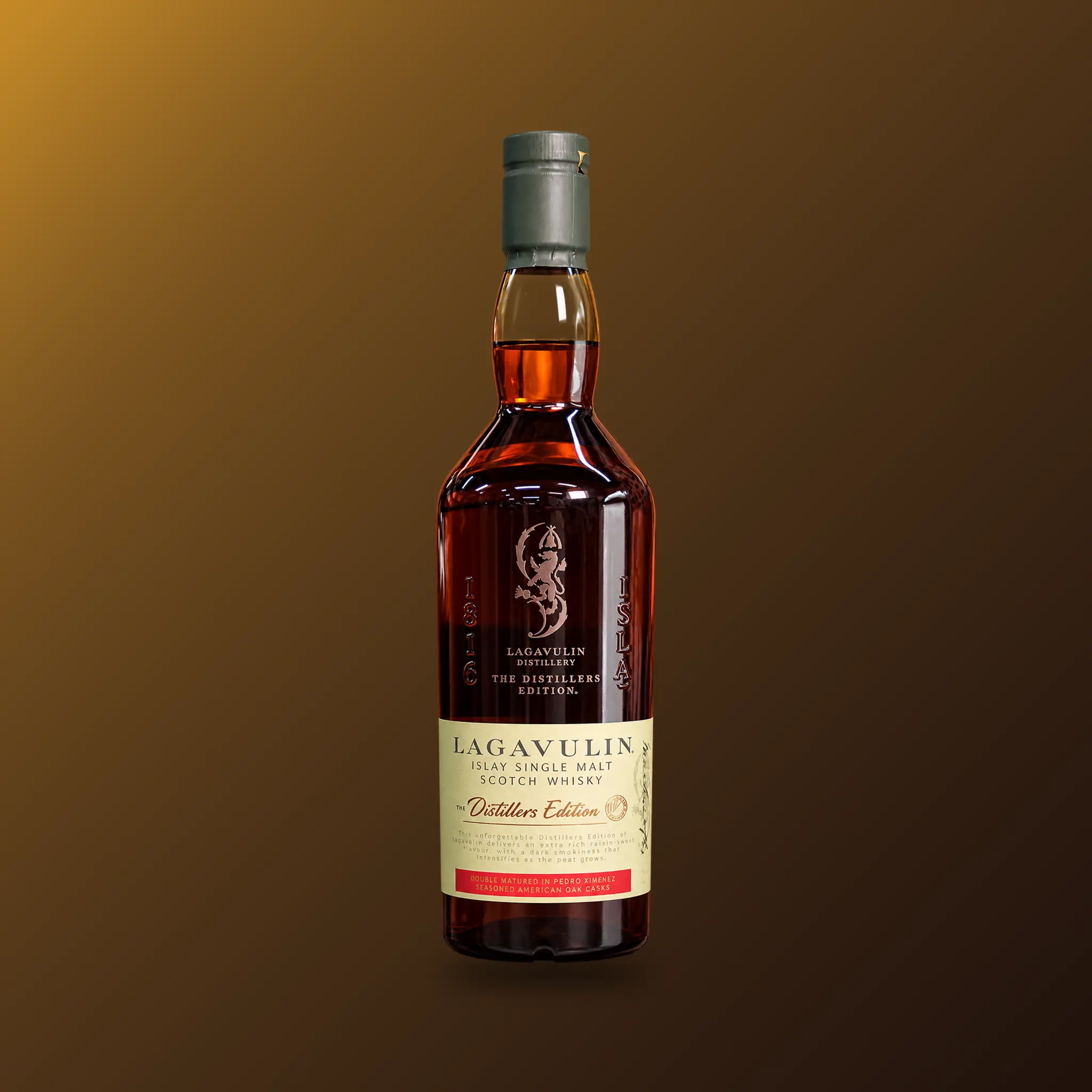 Lagavulin The Distillers Edition Islay Single Malt Scotch Whisky vor braun-goldenem Hintergrund