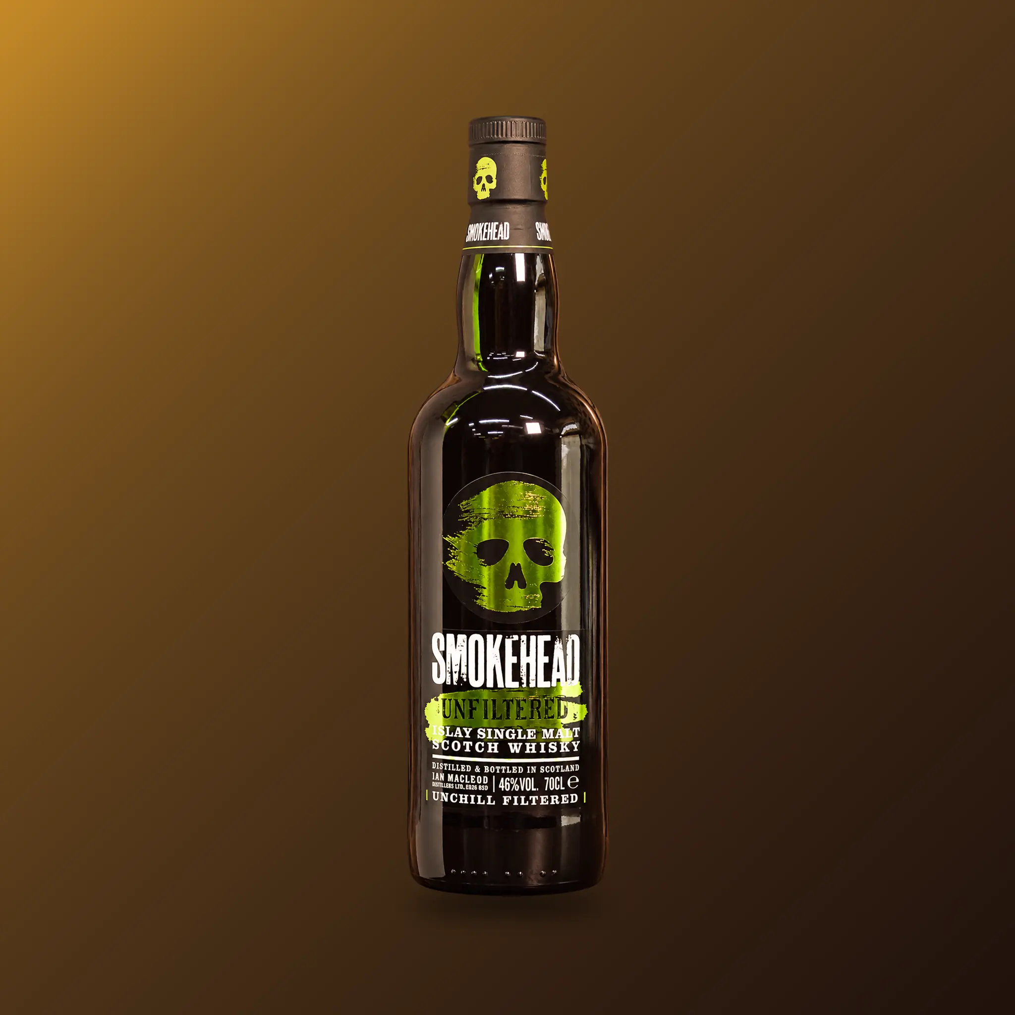 Smokehead Unfiltered Islay Single Malt Scotch Whisky vor braun-goldenem Hintergrund