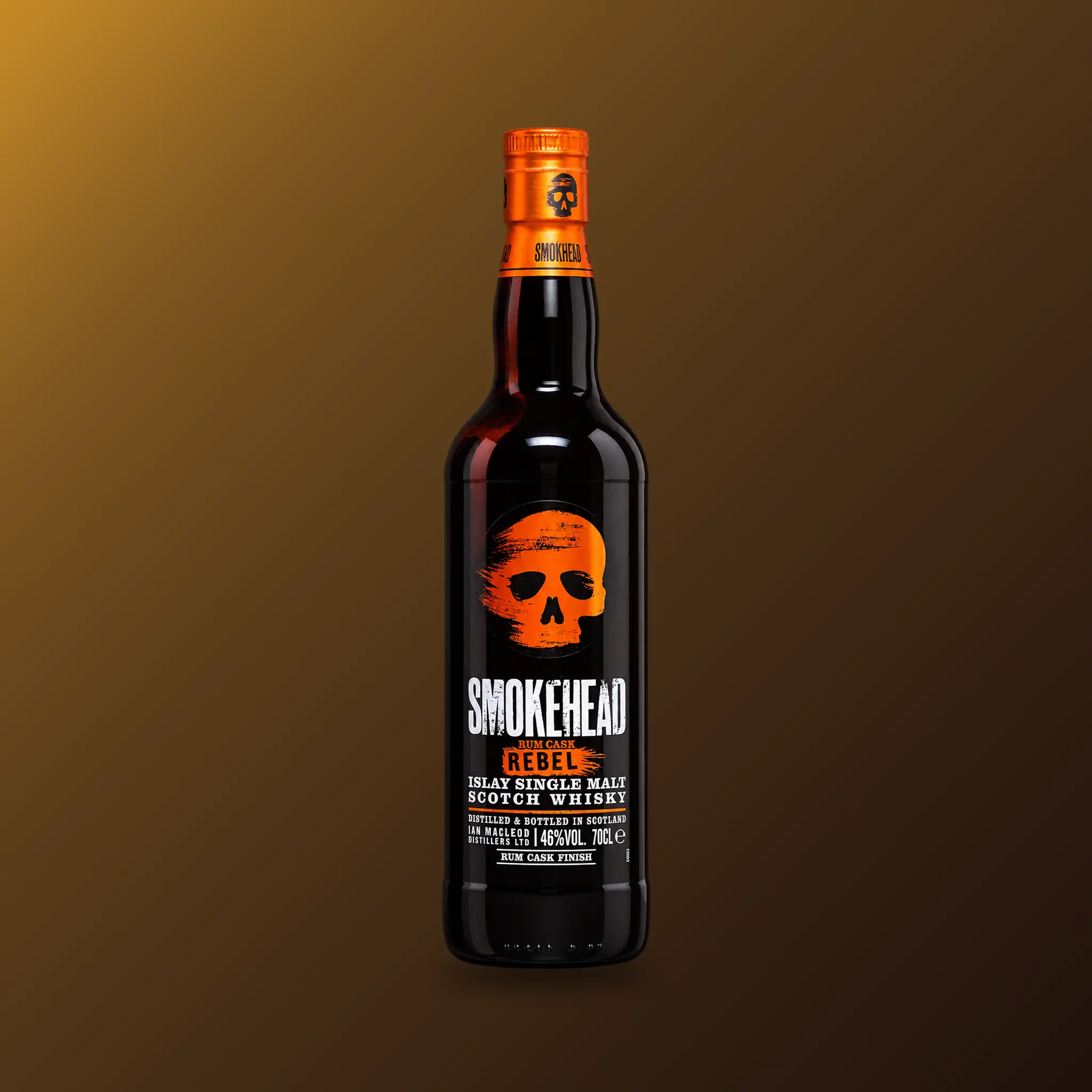 Smokehead Rum Cask Rebel Islay Single Malt Scotch Whisky vor braun-goldenem Hintergrund