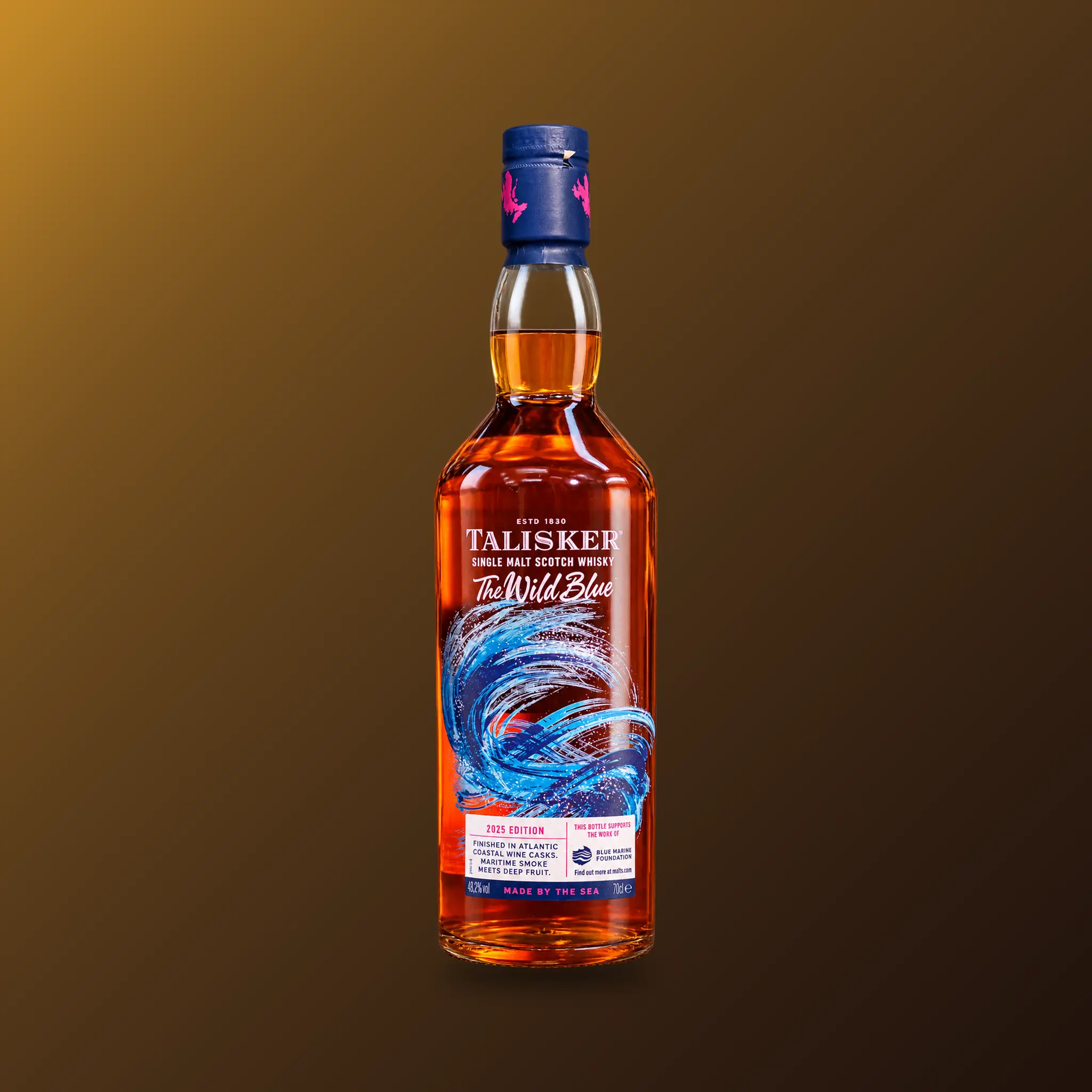 Talisker The Wild Blue 2025 Edition Single Malt Scotch Whisky vor braun-goldenem Hintergrund